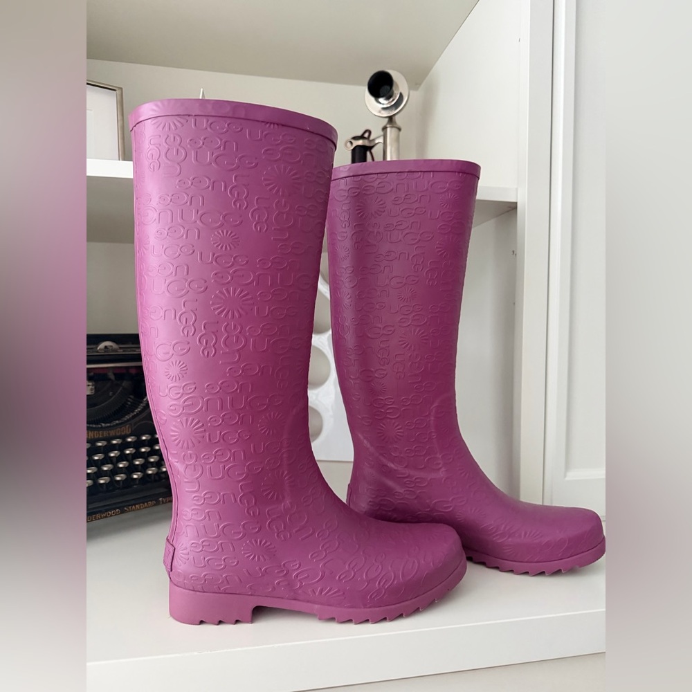 UGG AUSTRALIA Wilshire Tall Logo Rubber Rain Boots Purple Women’s Size 9 NEW